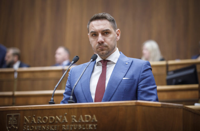 Vláda pri odovzdaní MiG-29 nerešpektovala vôľu občanov, myslí si Gyimesi a podľa Tomáša téma nemala byť ani na stole