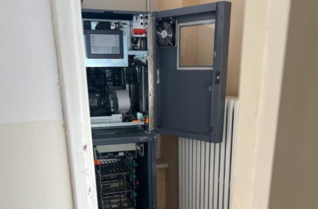 Polícia pátra po páchateľovi, ktorý ukradol tisíce eur z bratislavského bankomatu (foto)