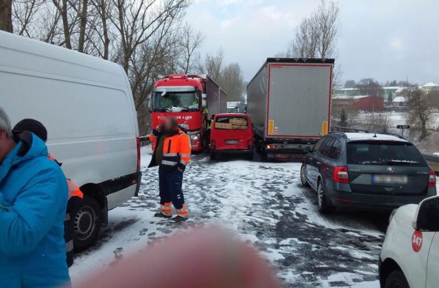 Na ceste pri českom Bochove došlo k hromadnej dopravnej nehode, zrazilo sa trinásť áut