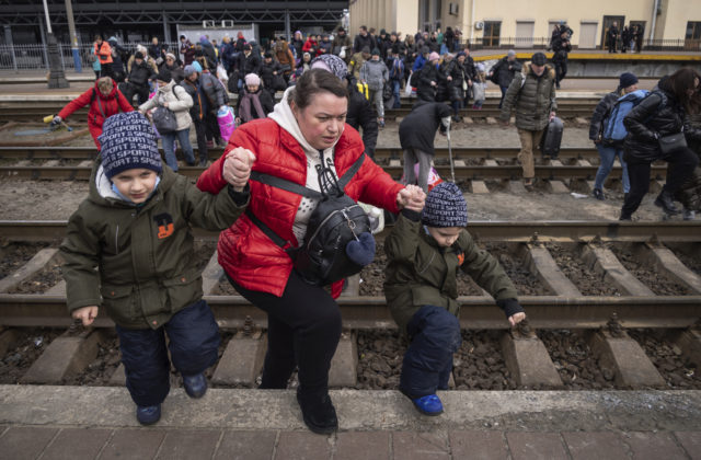 Rusko podľa OSN na Ukrajine spáchalo celý rad vojnových zločinov, vrátane nezákonnej deportácie detí