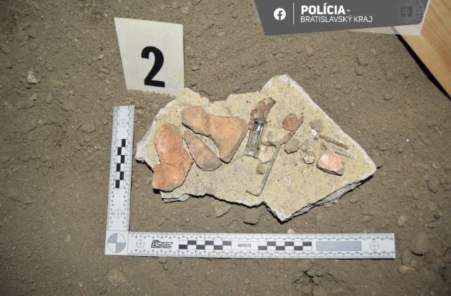 Žiaci spolu s učiteľom vykopali kostrové pozostatky, odborníci odhadli ich vek