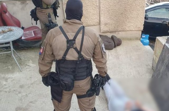 Polícia pri domovej prehliadke našla bielu kryštalickú látku, zadržala 33-ročného muža (foto)