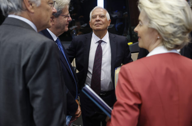 Ministri štátov EÚ sa stretnú v Bruseli, aby rokovali o delostreleckých granátoch pre Ukrajinu