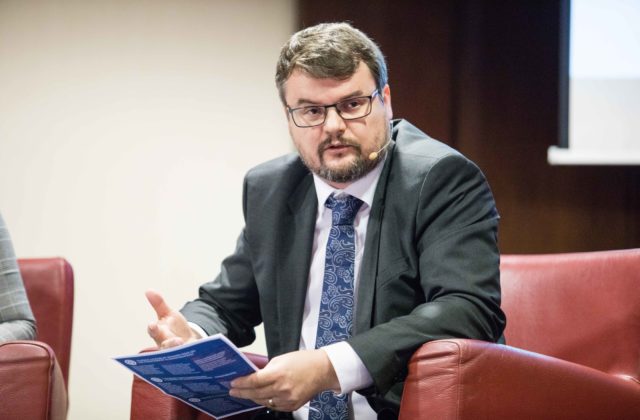 Tri luxusné BMW a státisícové cesty do Singapuru, peniaze na úrade pre územné plánovanie sa podľa OĽaNO točia veľmi rýchlo