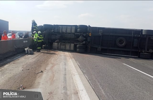 Na diaľnici D1 v smere do Bratislavy sa prevrátil kamión (foto)