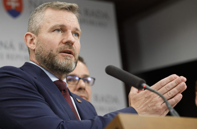 Slovensko pre neschopnosť vlády riskuje hanbu pred celým svetom. Pellegrini žiada stiahnutie nominácie Klusa (video)