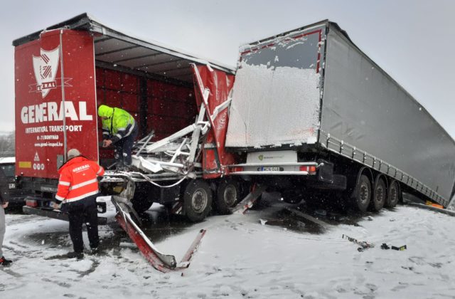 V Česku komplikuje dopravu silné sneženie. Na D1 sa zrazilo niekoľko áut a kamiónov, na D8 musela polícia budiť vodičov (foto)