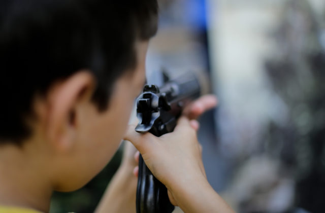 Päťročné dieťa v Indiane sa dostalo k zbrani, smrteľne postrelilo mladšieho brata