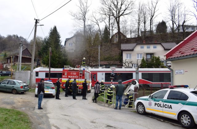 Vodička Fiatu si nevšimla blikajúcu výstrahu a zrazila sa s vlakom, auto skončilo v priekope (foto)