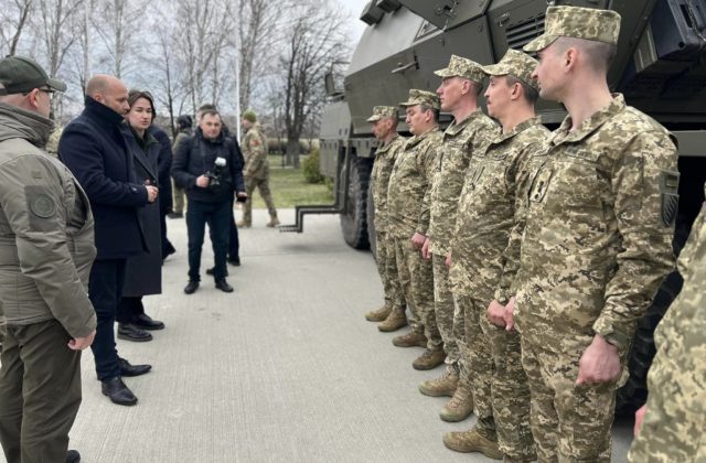 Minister Naď si na Ukrajine pozrel aj húfnice Zuzana 2, doteraz bola zničená jedna z ôsmich (foto)