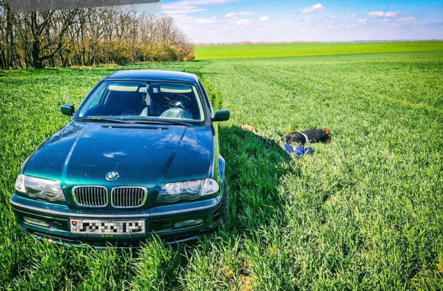 Policajtov chcel vytlačiť z cesty, zastavili ho až výstrely. Vodič so zákazom šoférovania mal drogy v sebe aj v aute (foto)