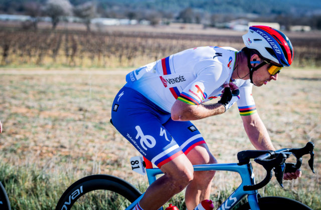 Peter Sagan sa s monumentálnou klasikou Paríž-Roubaix rozlúčil nešťastne, po páde utrpel otras mozgu (video)