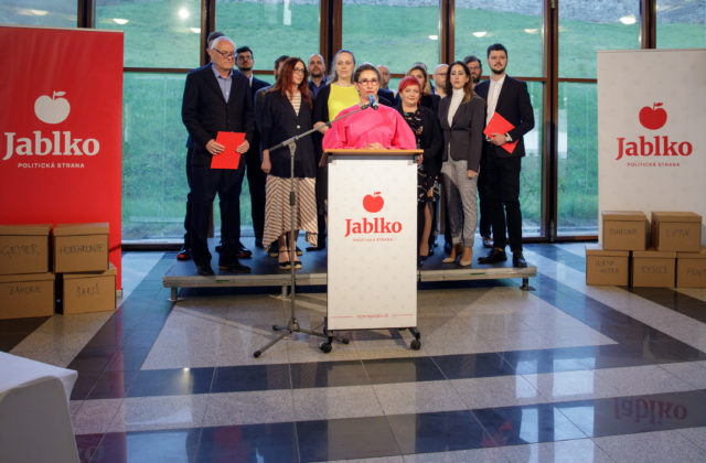 Strana Jablko už má viac ako 10-tisíc podpisov. Vyzbierali ich skôr, ako predpokladali (video)