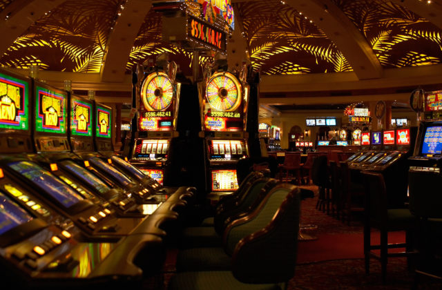 Čepček chce zakázať herne v moteloch a penziónoch, v budovách pre kultúru a verejnú zábavu