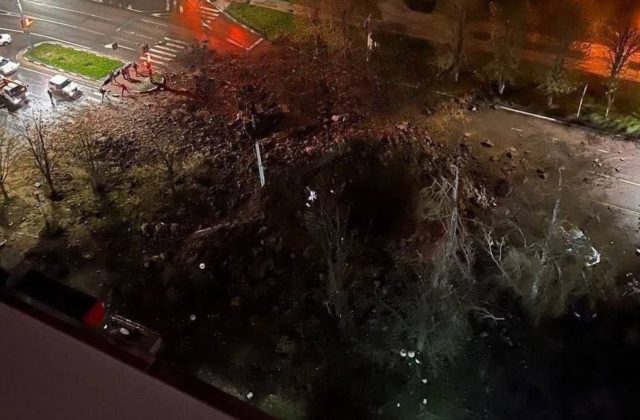 Ruská stíhačka „omylom bombardovala“ vlastné mesto, v centre zostal obrovský kráter (foto)