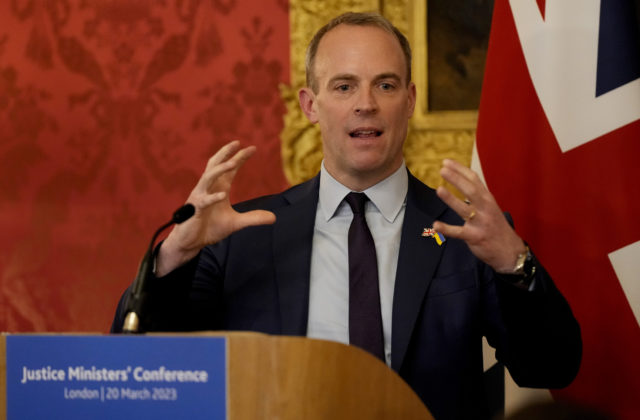 Britský podpredseda vlády a minister spravodlivosti Raab skončil, doplatil na šikanovanie štátnych zamestnancov