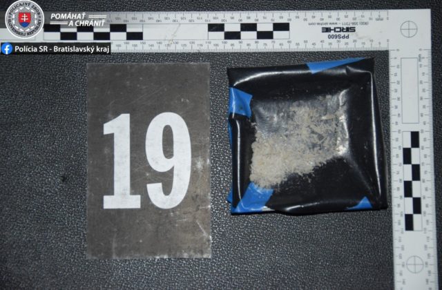 Polícia objasnila prípad dlhoročnej drogovej trestnej činnosti v Bratislavskom kraji, obvinila sedem osôb (video)