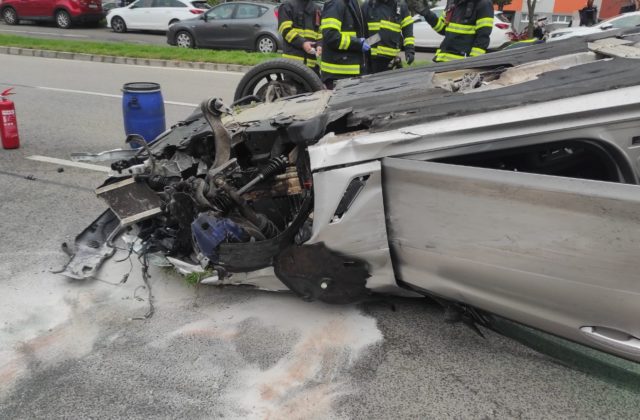 Vodič BMW poškodil 12 áut aj štyri značky a s vozidlom sa prevrátil na strechu (foto)