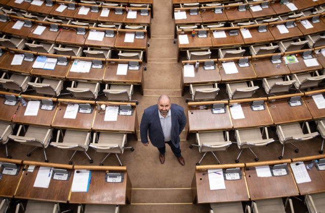 Linhart odmietol všetky ponuky politických strán, rieši šikanózne multi-žaloby „otravinárov“ a už nemá silu ani peniaze