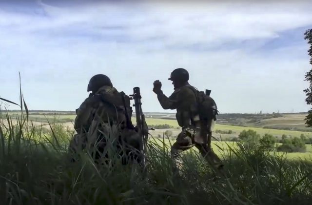 Pri ruskom bombardovaní ukrajinskej obce Tokarivka zomrel civilista a zranili sa zamestnanci energetickej spoločnosti