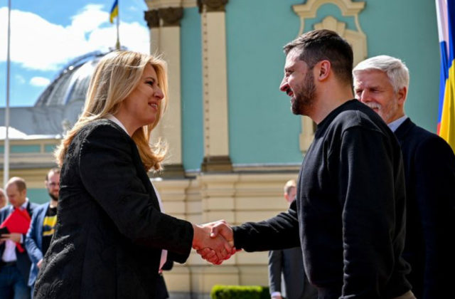 Čaputová a český prezident Pavel pricestovali na Ukrajinu, navštívili aj zbombardované Boroďanky (foto)