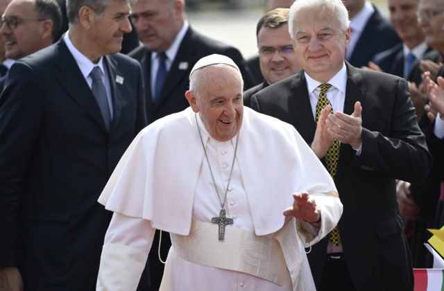 Pápež František začal trojdňovú návštevu Maďarska, jeho slová budú mať silný politický podtón