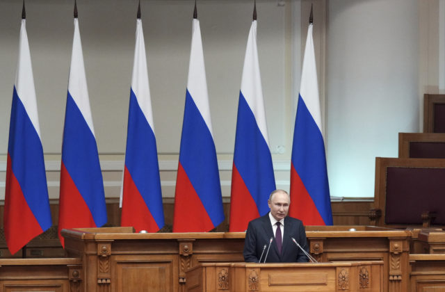 Putin podpísal dekrét, ktorý umožní deportáciu Ukrajincov z okupovaných oblastí