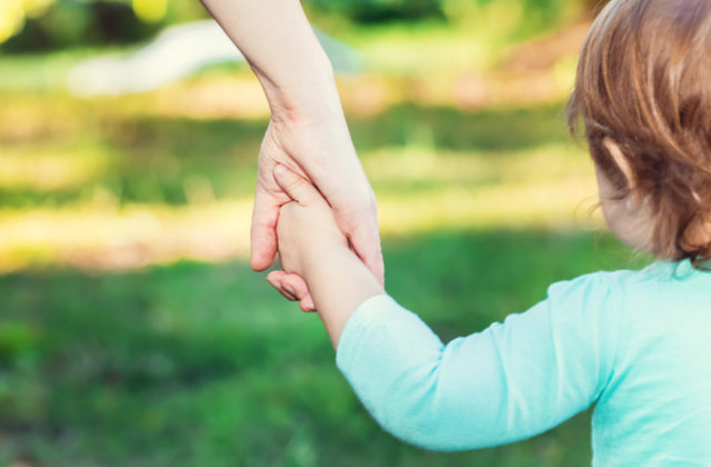 Staráte sa o ťažko zdravotne postihnuté dieťa? Žiadosť o príspevok na opatrovanie si už môžete podať skôr