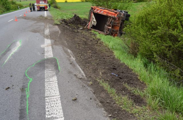 Smetiari sa v Lučenci prevrátili s autom do priekopy, zranili sa tri osoby (foto)