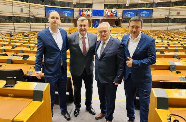 Radačovský a ďalší zo strany Slovenský patriot budú na kandidátke SNS