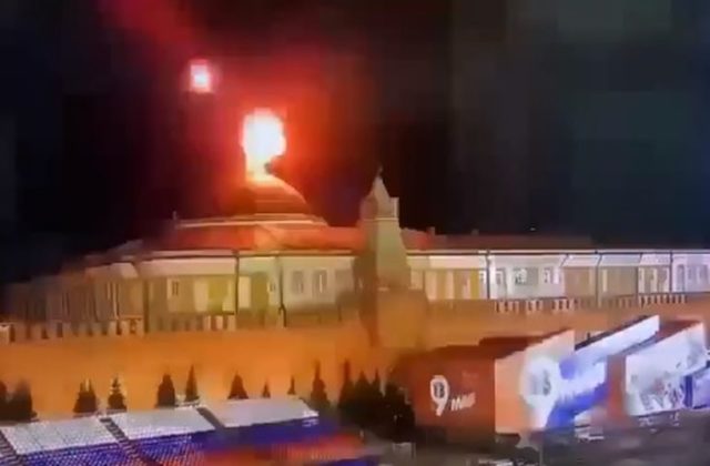 Na Kremeľ dronmi nezaútočili Ukrajinci, ale militantná skupina (video)