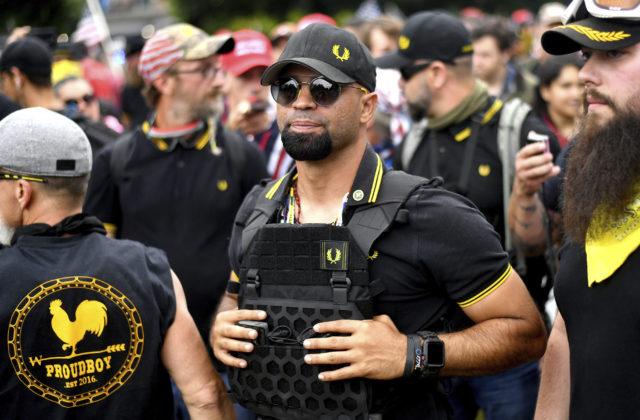 Bývalého lídra extrémistickej skupiny Proud Boys a jeho komplicov uznali pre útok na Kapitol vinnými zo sprisahania
