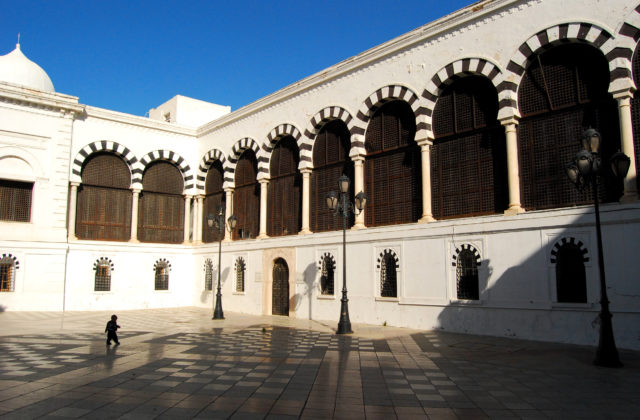 Príslušník námornej gardy pri synagóge zabil troch ľudí, desiati boli zranení