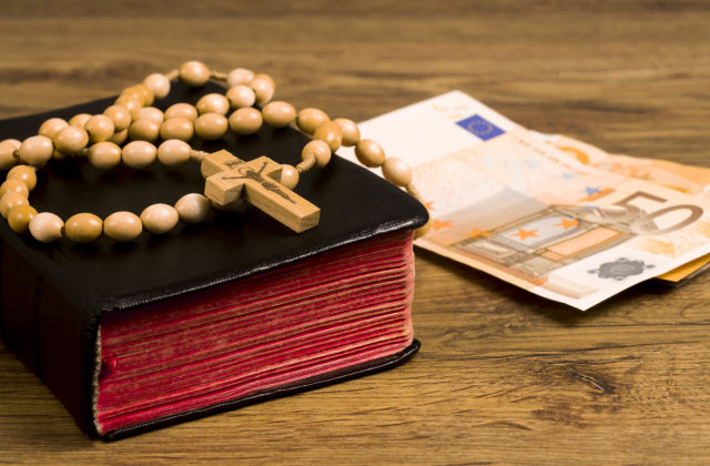 Otvoril zamknuté dvere a z fary si odniesol hotovosť vo výške viac ako 2-tisíc eur