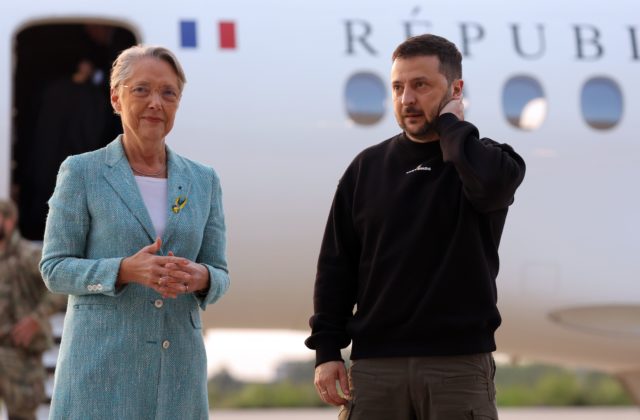 Francúzska premiérka Borneová odstúpila z funkcie, udialo sa tak po otrasoch týkajúcich sa migrácie