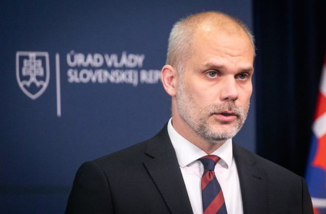 Nový minister obrany Sklenár chce pokračovať v rozbehnutých projektoch aj v pomoci na Ukrajine (video)