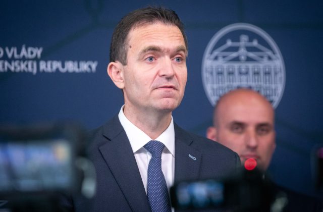 Politické strany majú zázračne pred voľbami riešenia, vláda však musela stopnúť pomoc samosprávam