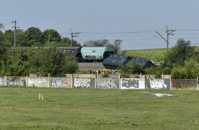 Na Kryme sa vykoľajil vlak, podľa proruských predstaviteľov to bolo cudzím zavinením (foto)