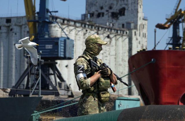 Mariupoľ hlási silné explózie, zasiahnuté bolo aj letisko s okupačnými jednotkami