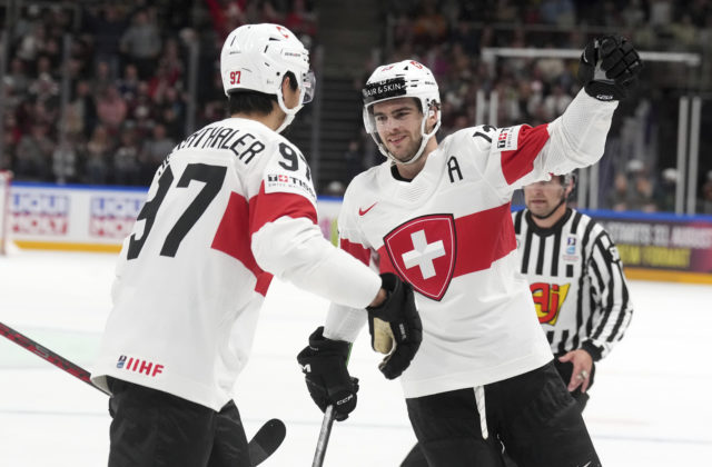 Papieroví favoriti nezaváhali, Američania a Švajčiari sú na MS v hokeji 2023 naďalej bez straty bodu (video)