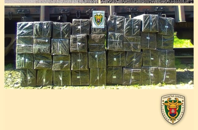 Kriminalisti vo vlaku odhalili ďalší pokus o nezákonný dovoz cigariet, únik presiahol 133-tisíc eur (foto)