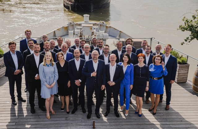 Sulík predstavil prvých 30 miest kandidátky SaS, dvojkou je Gröhling a päťkou Marcinková (video)