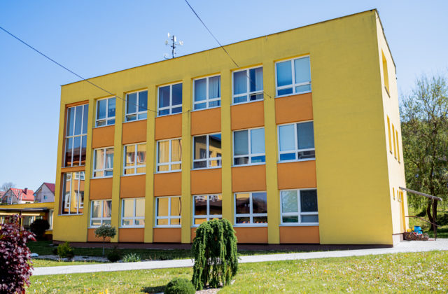 Grantová výzva Školy na zelenú. dm poskytla príspevok na fotovoltické panely v sume takmer 83 000 eur