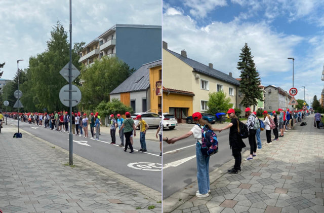 Vo Zvolene padol rekord, do živej reťaze okolo mestských hradieb sa zapojilo vyše 2-tisíc ľudí (video)