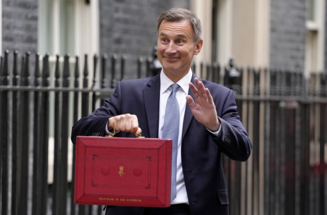 Minister Hunt je pripravený v snahe znížiť infláciu riskovať recesiu