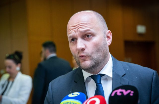 Naď má za sebou výsluch k darovaniu stíhačiek MiG-29, polícii odporučil predvolať aj amerického veľvyslanca – VIDEO