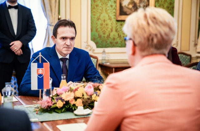 Premiér Ódor hovoril so Šimonytéovou o bezpečnosti a blížiacom sa samite NATO (foto)