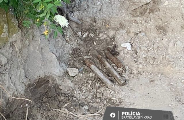 Pri výkopových prácach v Petržalke našli opäť protitankové náboje (foto)