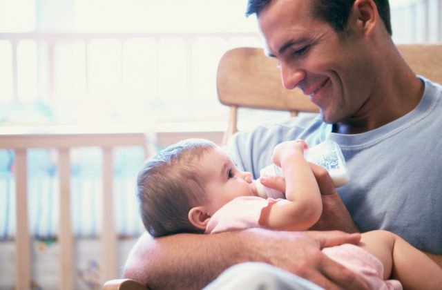 Sociálna poisťovňa nepriznala materskú dávku desiatkam otcov, vykazovali aj znaky fiktívnej starostlivosti