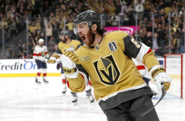Vegas Golden Knights vyhrali aj druhé finále NHL, séria sa sťahuje na ľad Floridy (video)